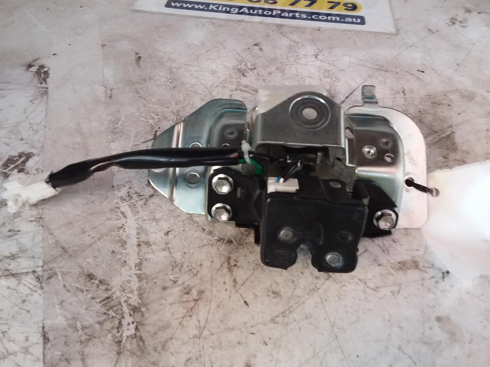 View Auto part Door/Boot/Gate Lock Toyota Kluger 2009